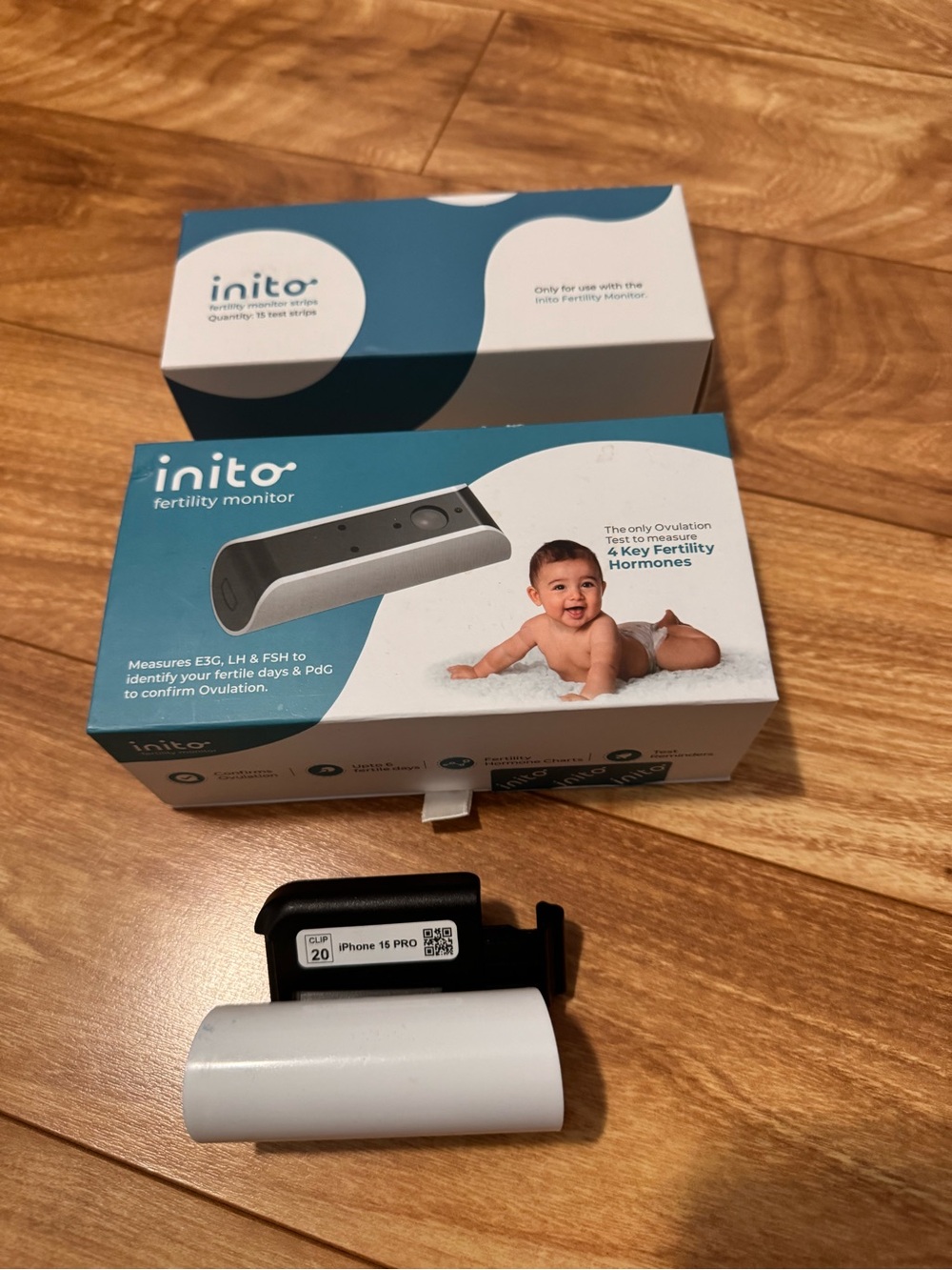 Inito iPhone 15 Pro Clip Mount Accessory - White plus test strips